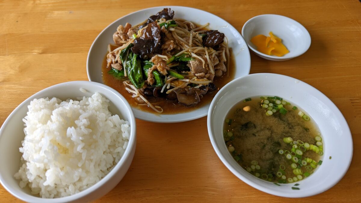 【ランチ部】ヤマバレー食堂 きくらげと豚肉と卵の炒め定食 800円